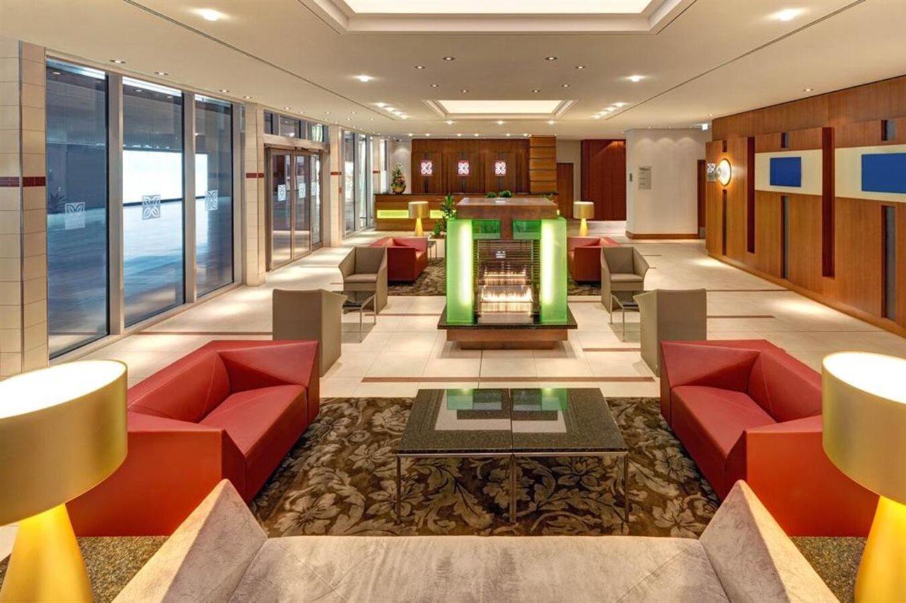 Hilton Garden Inn Frankfurt Airport Frankfurt am Main Eksteriør bilde Reception area of the hotel