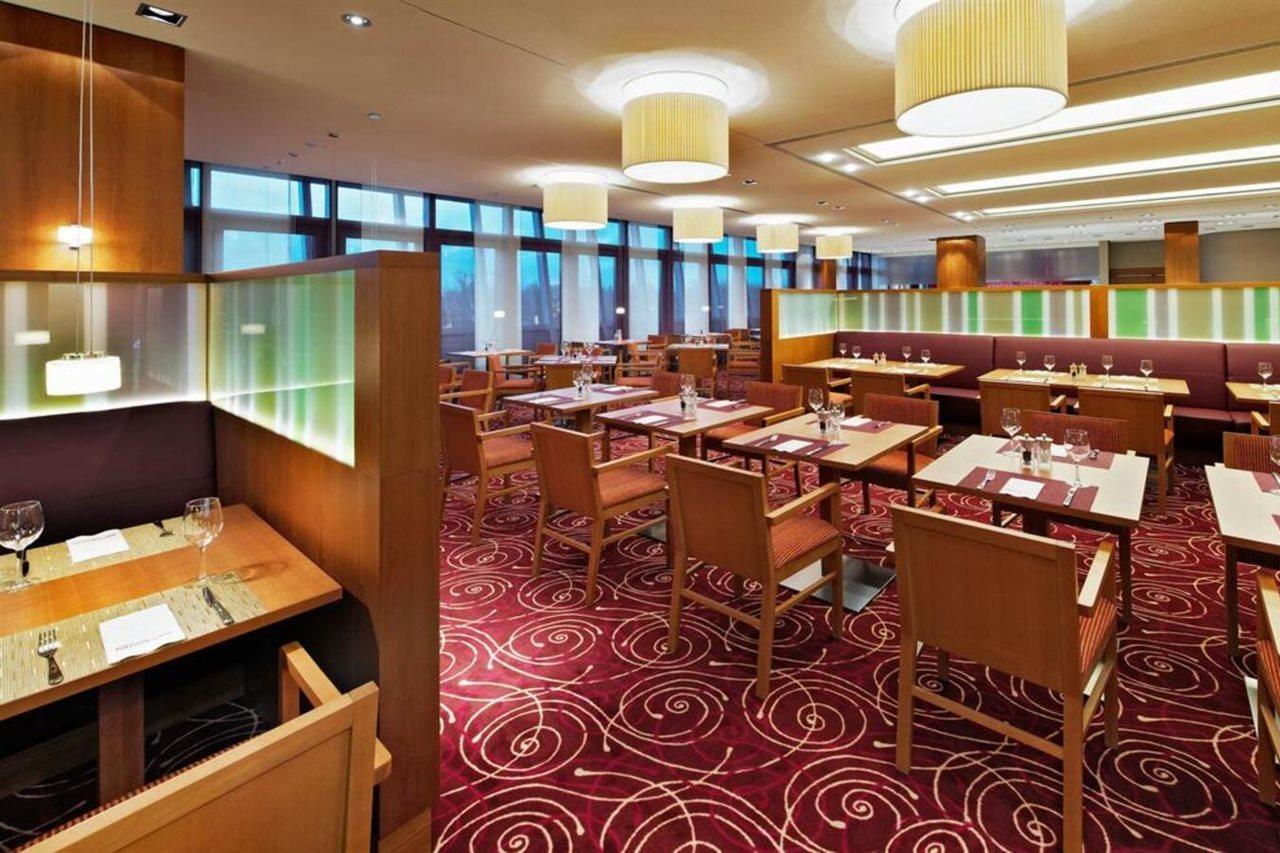 Hilton Garden Inn Frankfurt Airport Frankfurt am Main Eksteriør bilde Interior of a restaurant