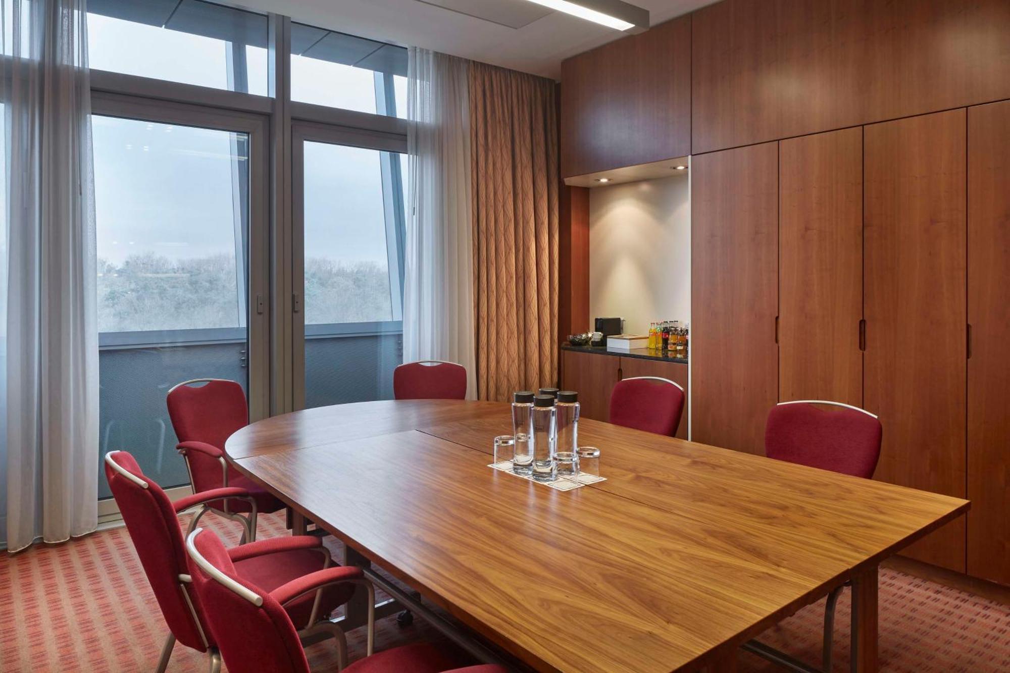 Hilton Garden Inn Frankfurt Airport Frankfurt am Main Eksteriør bilde Meeting room