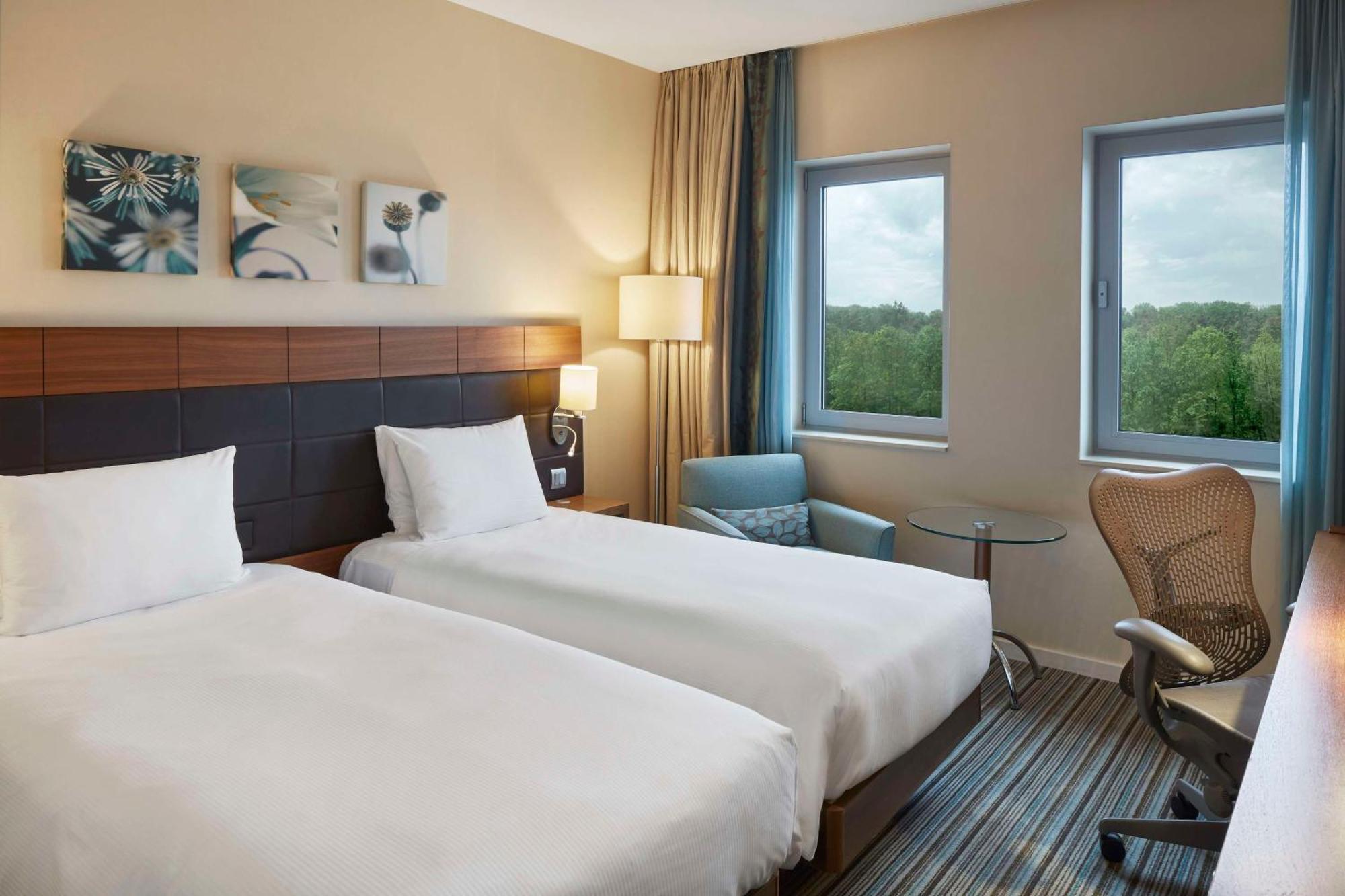 Hilton Garden Inn Frankfurt Airport Frankfurt am Main Eksteriør bilde A room at the hotel