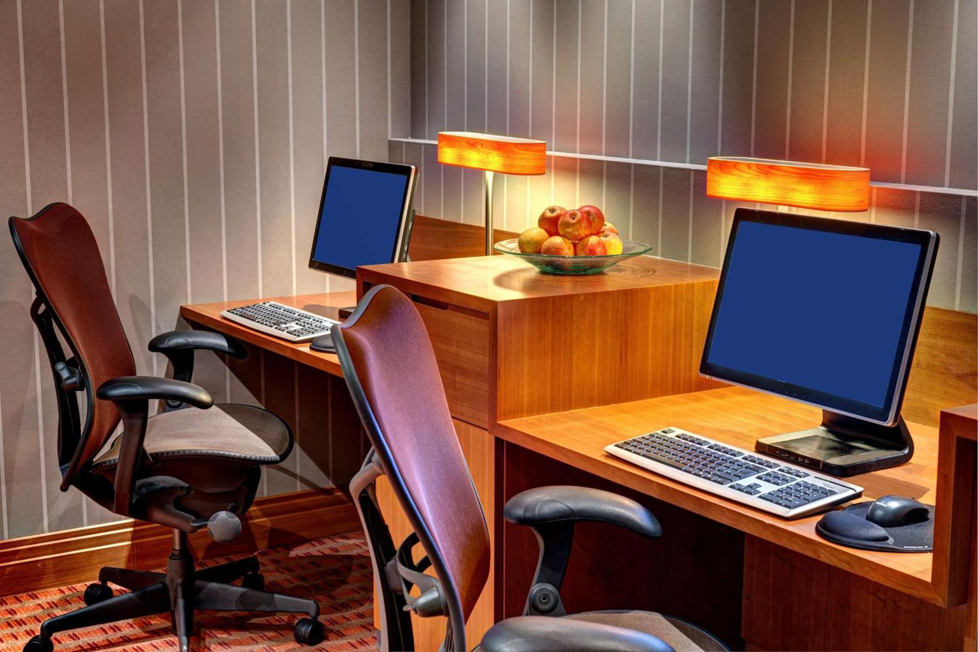 Hilton Garden Inn Frankfurt Airport Frankfurt am Main Eksteriør bilde Internet cafe