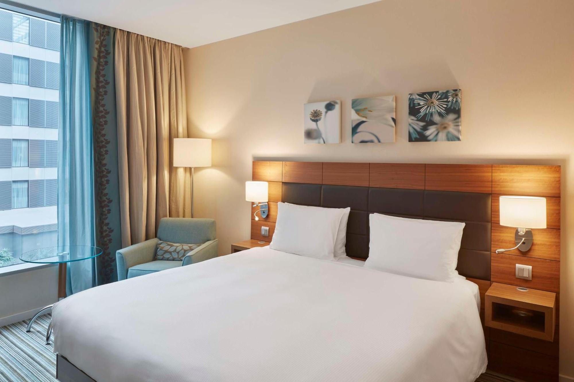 Hilton Garden Inn Frankfurt Airport Frankfurt am Main Eksteriør bilde A room at the Hilton Vienna