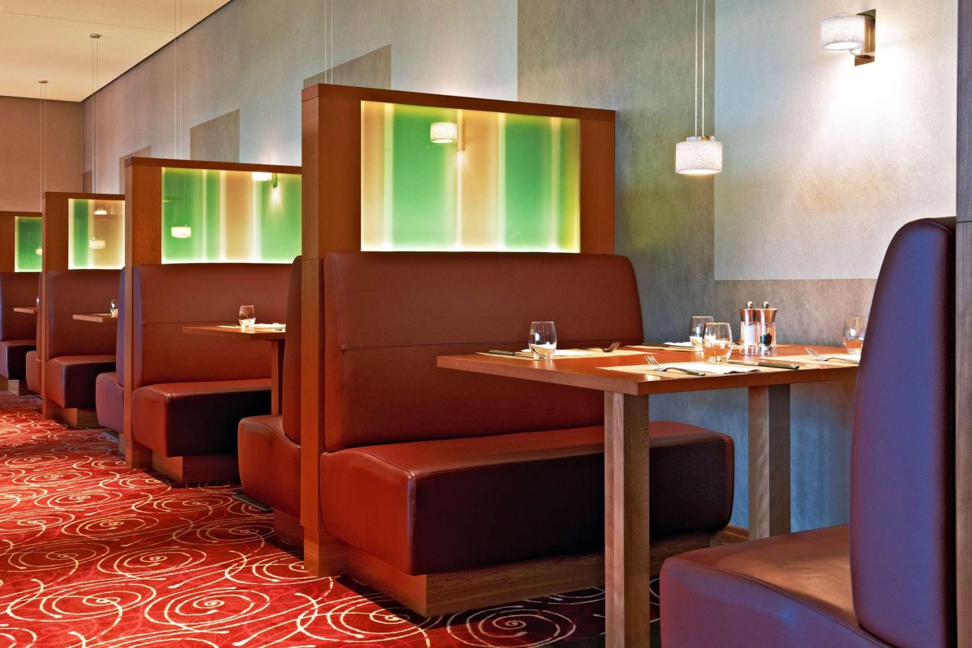 Hilton Garden Inn Frankfurt Airport Frankfurt am Main Eksteriør bilde Restaurant interior design