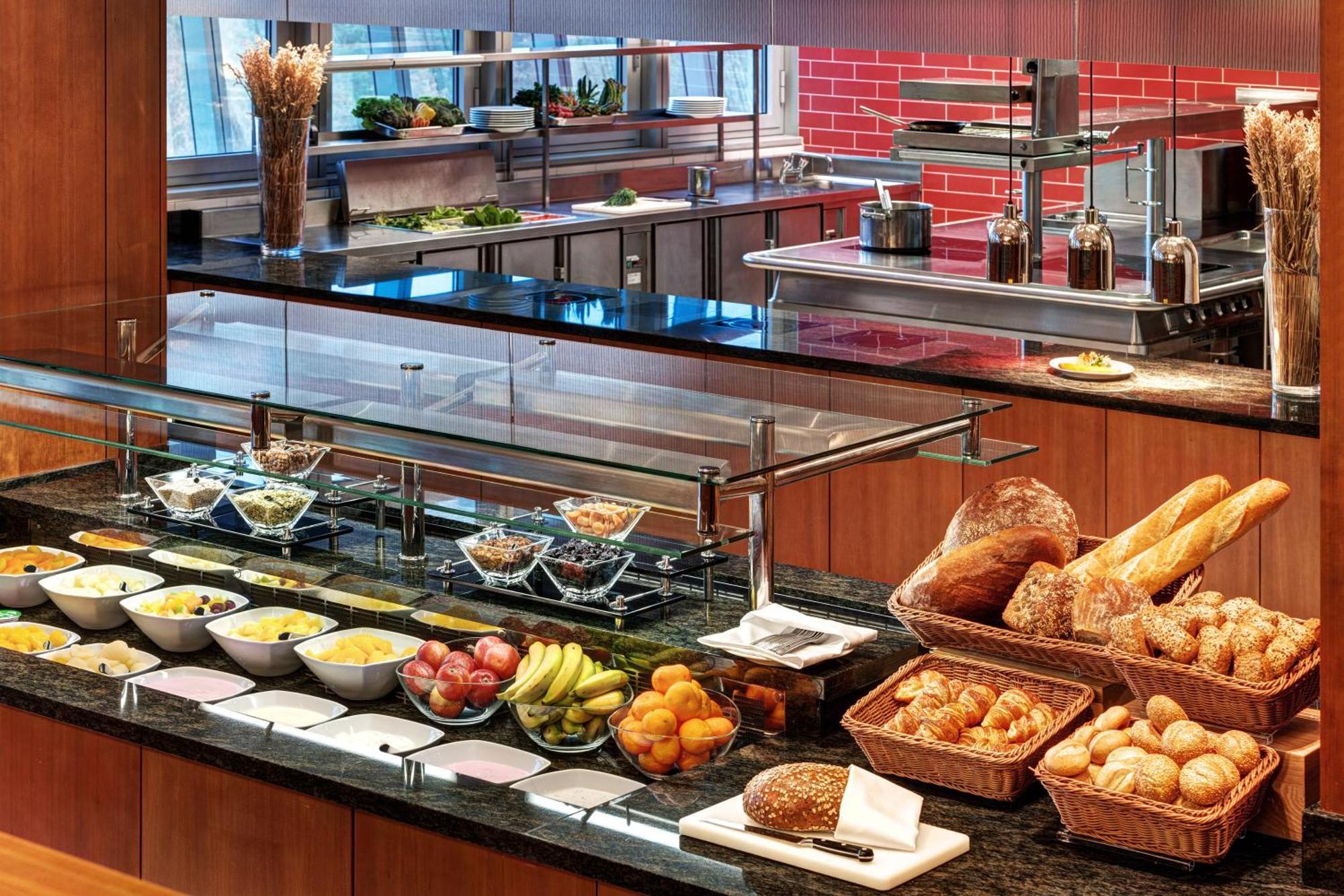 Hilton Garden Inn Frankfurt Airport Frankfurt am Main Eksteriør bilde Breakfast buffet