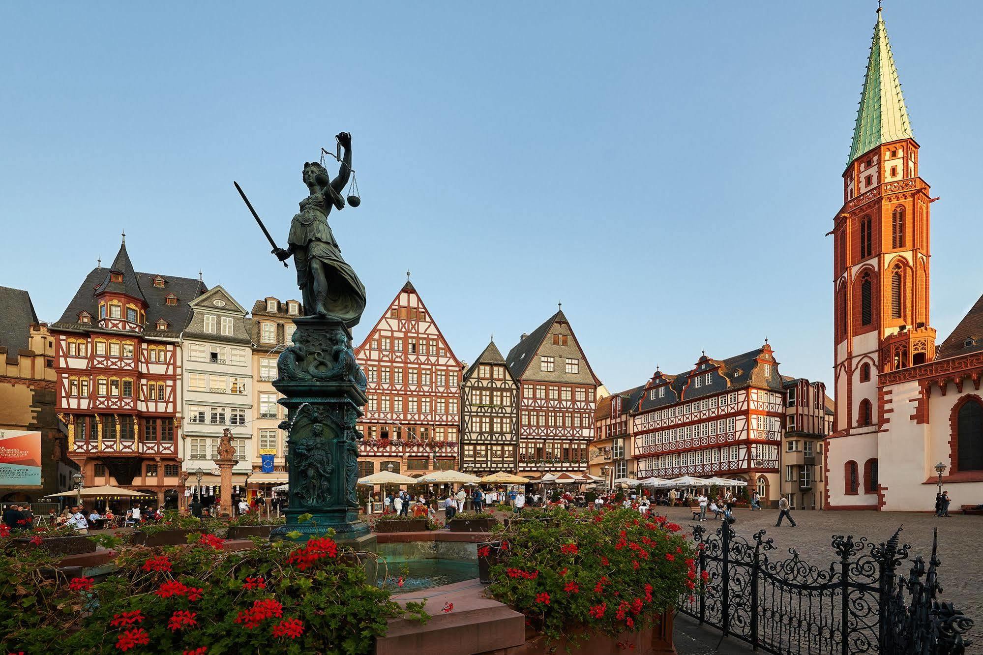 Hilton Garden Inn Frankfurt Airport Frankfurt am Main Eksteriør bilde The statue of Lady Justice in the city of Trier